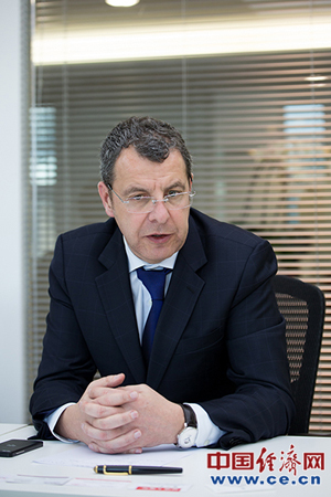 法國生物梅里埃公司全球副總裁柏謙立在儀式上發(fā)言 法國生物梅里埃公司全球副總裁柏謙立在儀式上發(fā)言