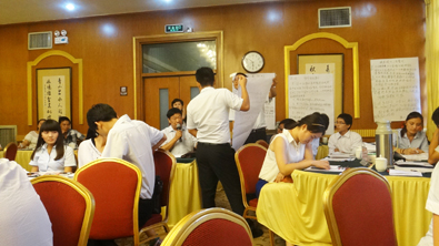 飛龍醫(yī)療董事長張新民現(xiàn)場點評員工作業(yè) 飛龍醫(yī)療董事長張新民現(xiàn)場點評員工作業(yè)