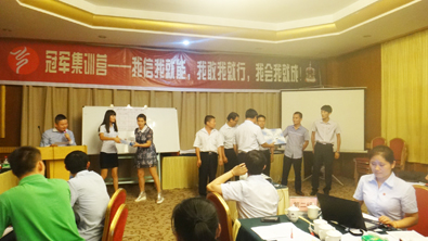 飛龍醫(yī)療董事長張新民為冠軍團(tuán)隊頒獎 飛龍醫(yī)療董事長張新民為冠軍團(tuán)隊頒獎