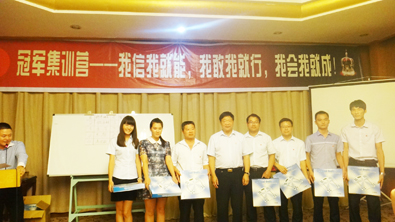 飛龍醫(yī)療董事長張新民和冠軍團(tuán)隊合影 飛龍醫(yī)療董事長張新民和冠軍團(tuán)隊合影