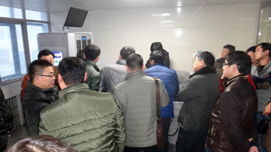 眾人參觀體驗鄢陵中醫(yī)院外星艙脊柱疼痛智能康復系統(tǒng)/非手術脊柱減壓系統(tǒng) 眾人參觀體驗鄢陵中醫(yī)院外星艙脊柱疼痛智能康復系統(tǒng)/非手術脊柱減壓系統(tǒng)