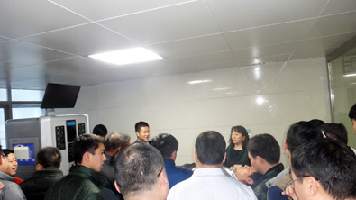 眾人參觀體驗鄢陵中醫(yī)院外星艙脊柱疼痛智能康復系統(tǒng)/非手術脊柱減壓系統(tǒng) 眾人參觀體驗鄢陵中醫(yī)院外星艙脊柱疼痛智能康復系統(tǒng)/非手術脊柱減壓系統(tǒng)