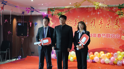 飛龍醫(yī)療董事長張新民給特殊貢獻(xiàn)者頒獎并合影 飛龍醫(yī)療董事長張新民給特殊貢獻(xiàn)者頒獎并合影