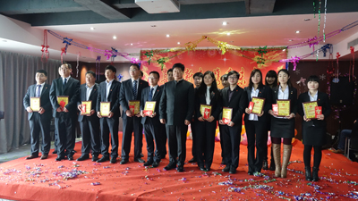 飛龍醫(yī)療董事長和2014年度先進(jìn)個人合影 飛龍醫(yī)療董事長和2014年度先進(jìn)個人合影