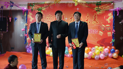 飛龍醫(yī)療董事長張新民給優(yōu)秀領(lǐng)導(dǎo)頒獎并合影 飛龍醫(yī)療董事長張新民給優(yōu)秀領(lǐng)導(dǎo)頒獎并合影