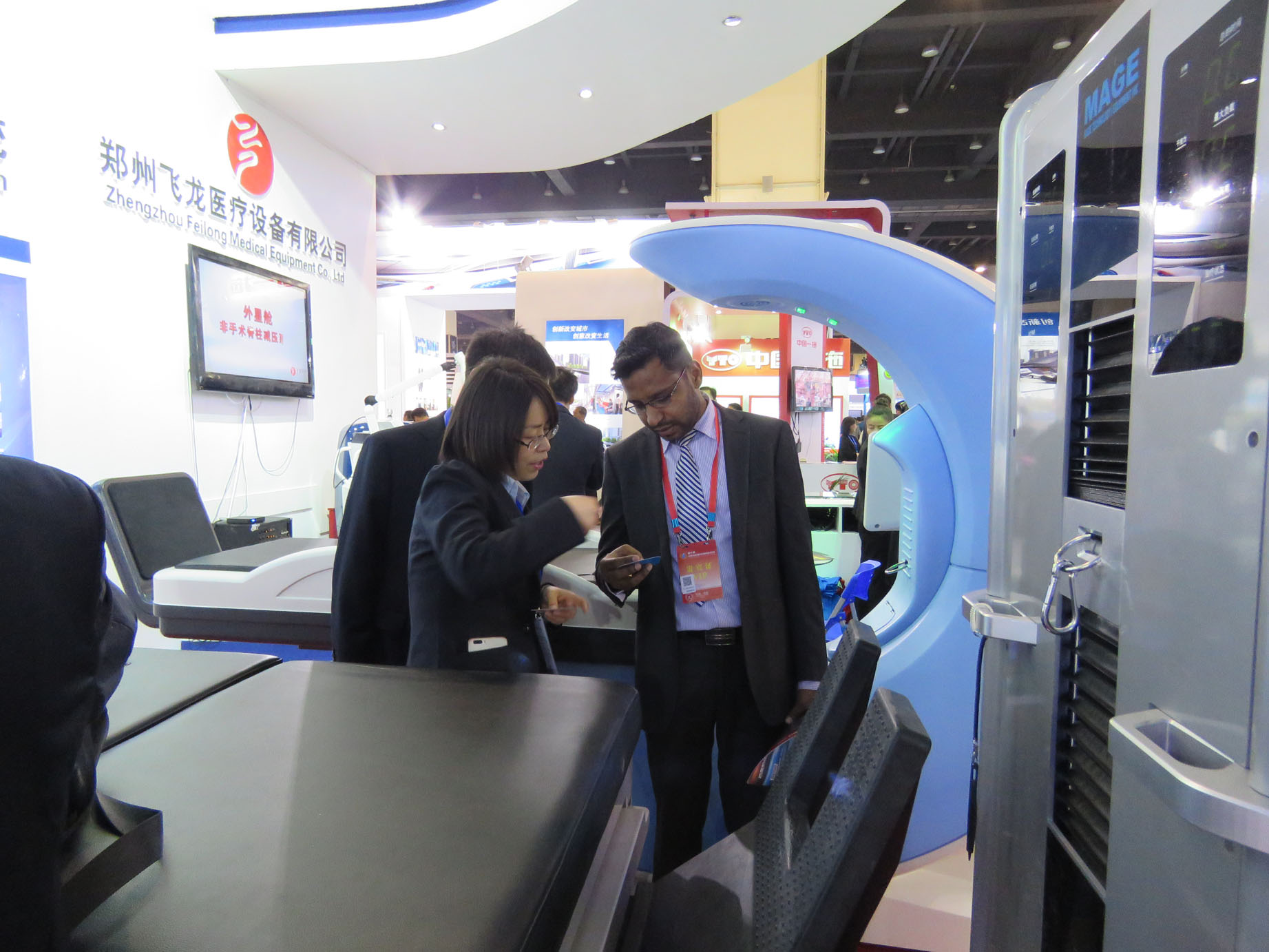 外商參觀非手術(shù)脊柱減壓系統(tǒng) 外商參觀非手術(shù)脊柱減壓系統(tǒng)