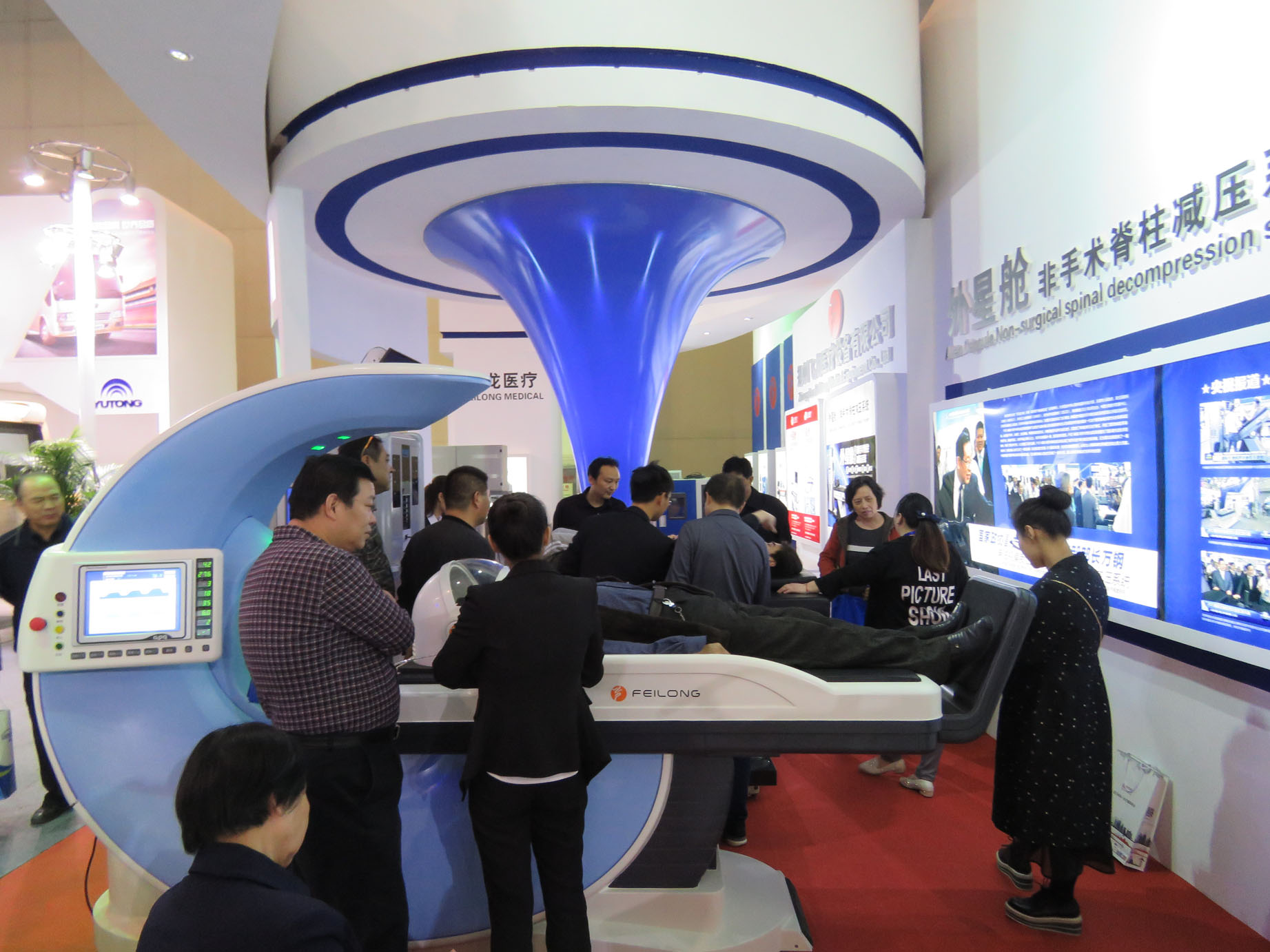 觀眾體驗(yàn)外星艙 觀眾體驗(yàn)外星艙