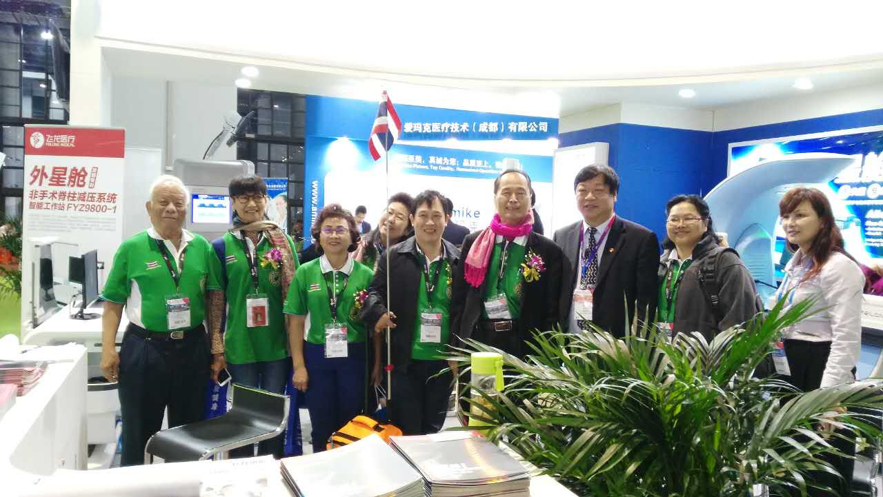 泰國(guó)客戶(hù)在參觀飛龍醫(yī)療外星艙 泰國(guó)客戶(hù)在參觀飛龍醫(yī)療外星艙