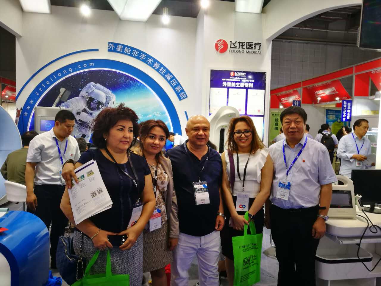 外商參觀外星艙 外商參觀外星艙