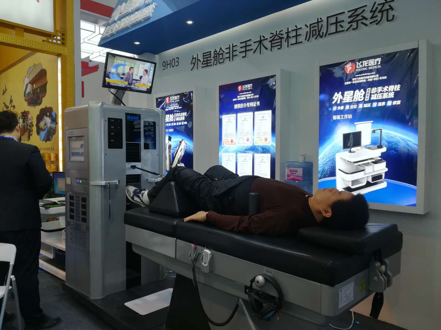 觀眾體驗外星艙