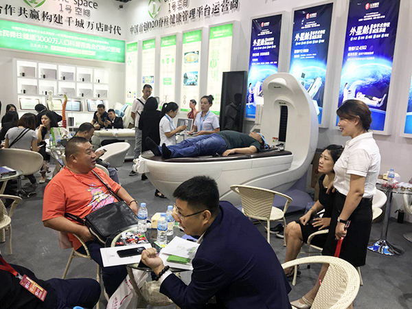 飛龍醫(yī)療外星艙亮相第50屆中國(廣州)美博會 飛龍醫(yī)療外星艙亮相第50屆中國(廣州)美博會