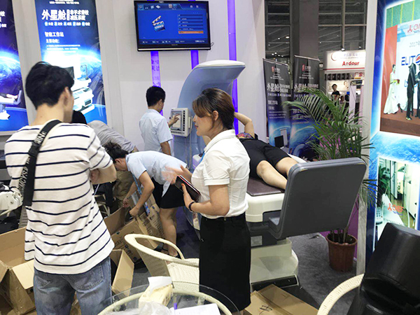 飛龍醫(yī)療外星艙亮相第50屆中國(廣州)美博會 飛龍醫(yī)療外星艙亮相第50屆中國(廣州)美博會